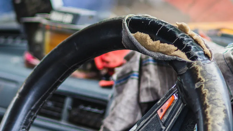 Stuurwiel en dashboard van een sportwagen