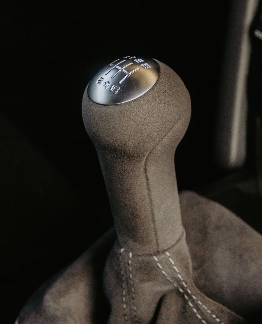 Versnellingspook bekleed met alcantara en contrastnaden
