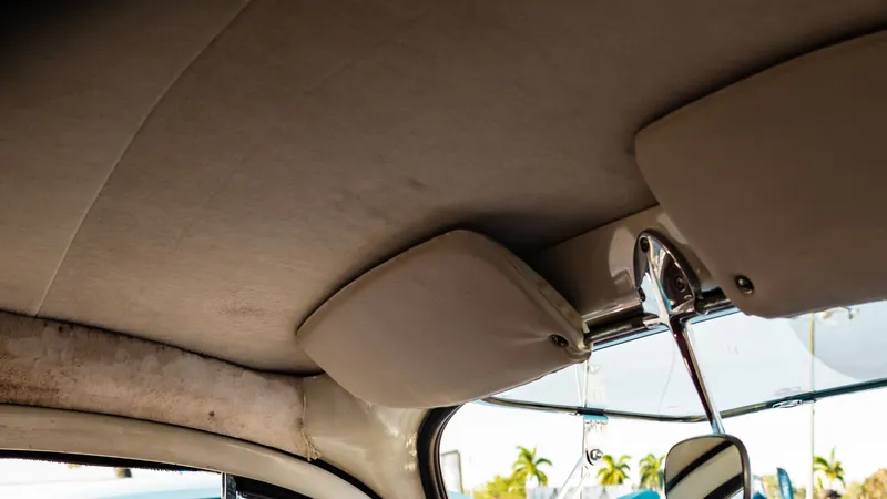 Hemelbekleding en leder interieur van een luxewagen